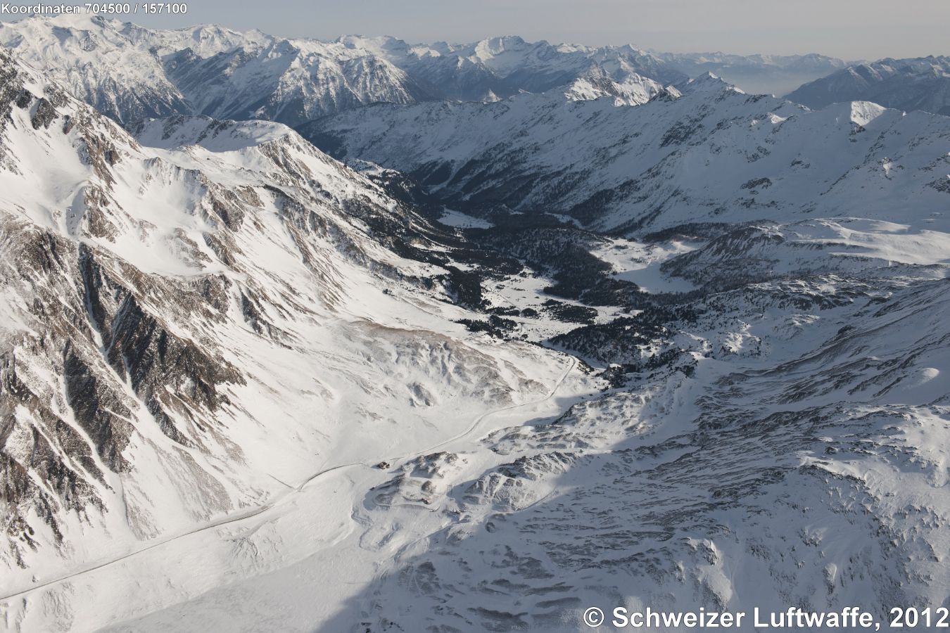 Lukmanierpass, 1917 m.ü.M., (Verbindung Disentis - Biasca), Hospezi Santa Maria (Position 2'704'442.08, 1'157'842.59) , Blick südwärts über die Alpe Casaccia ins Valle Santa Maria, generell: Blenio-Tal.